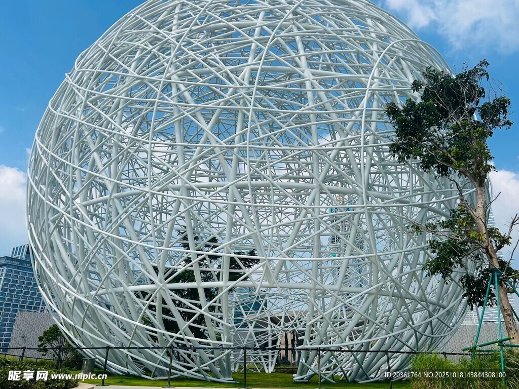巨大球形金属结构景观