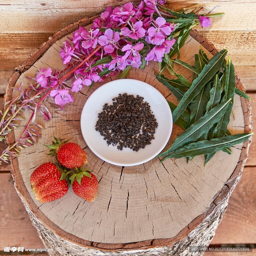 木盘上的花草果蔬与茶