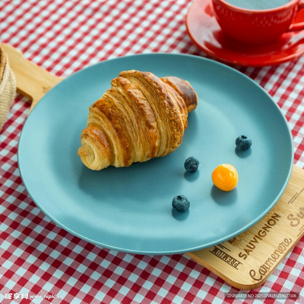 蓝色盘上的美味牛角面包