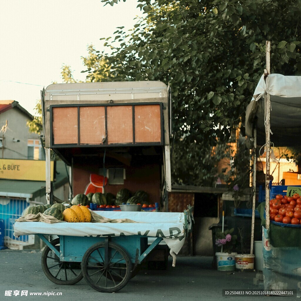 街头水果售卖车