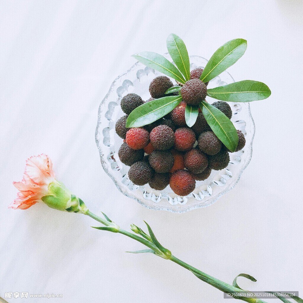 玻璃碗中的杨梅与鲜花