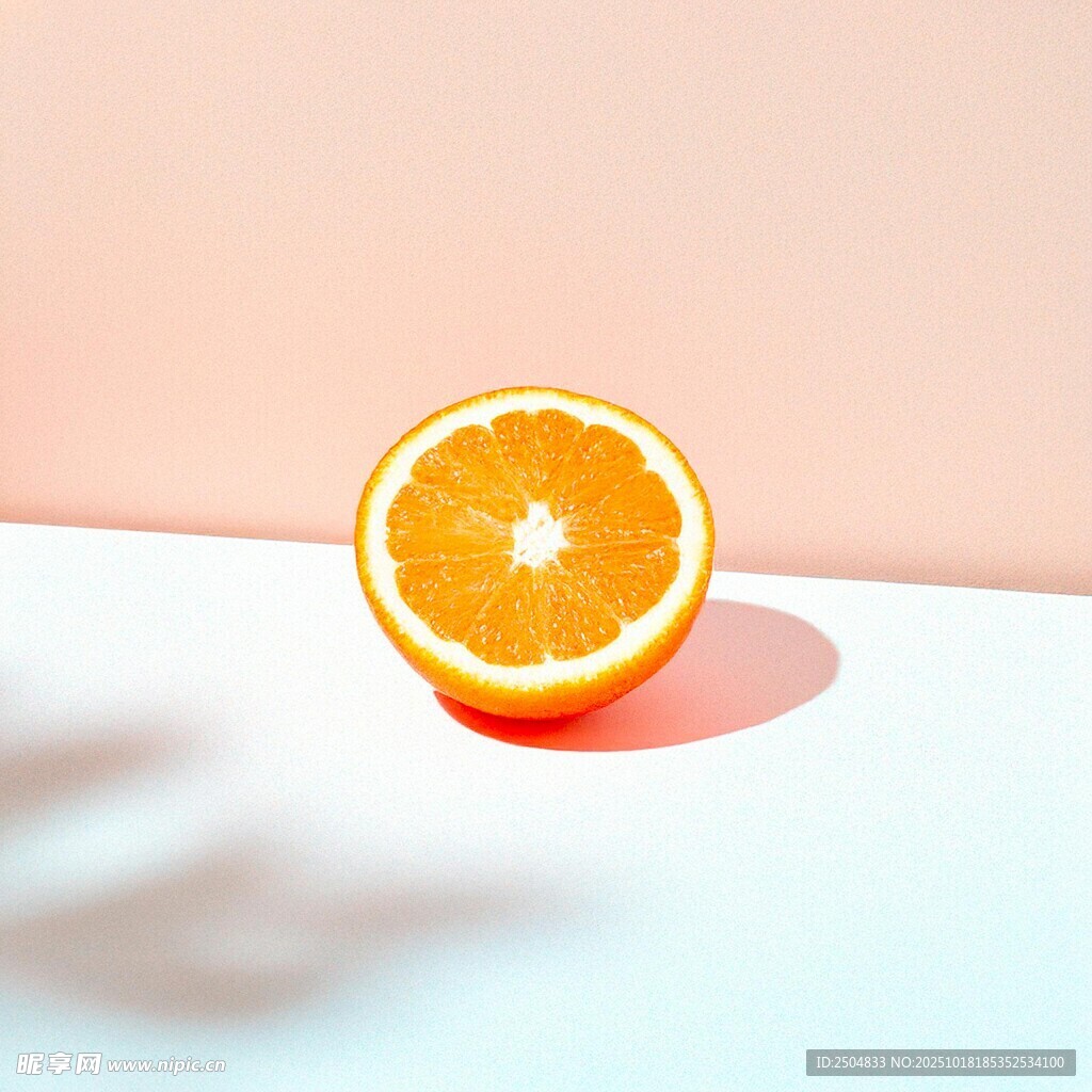 半颗鲜橙的清新静物图