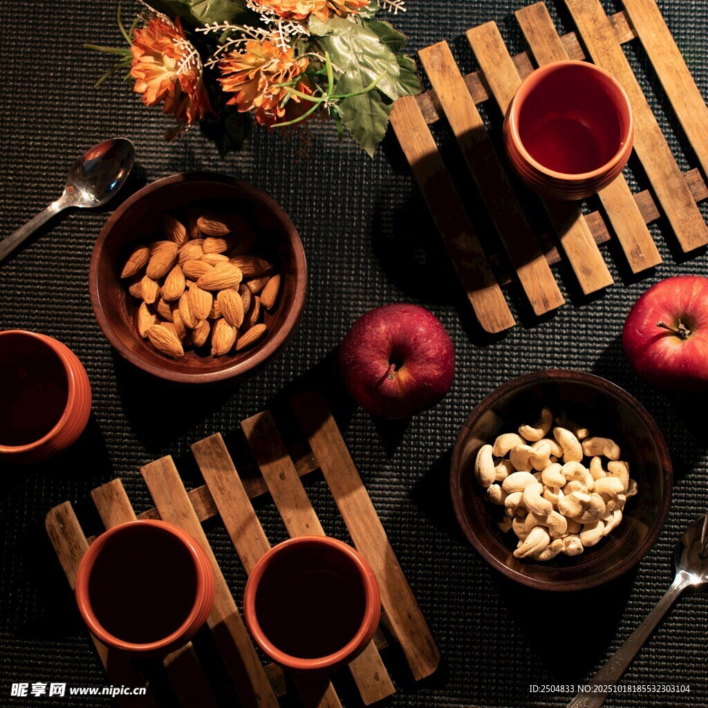 秋日温馨茶点与茶具组合