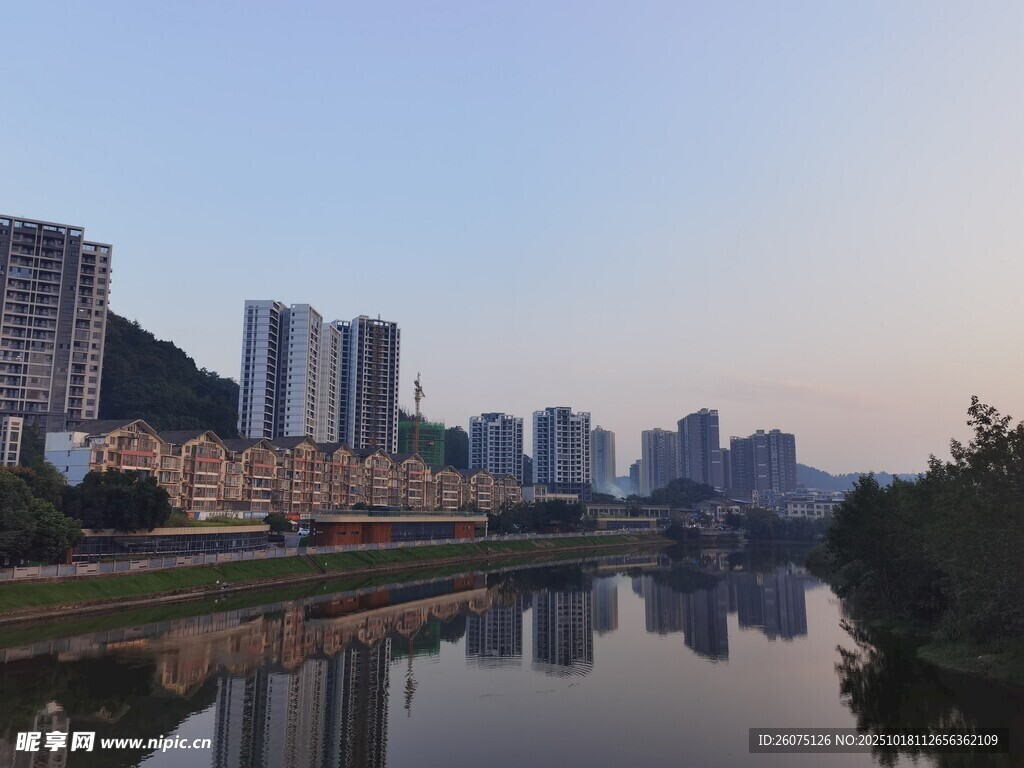 河畔城市风光静谧美好