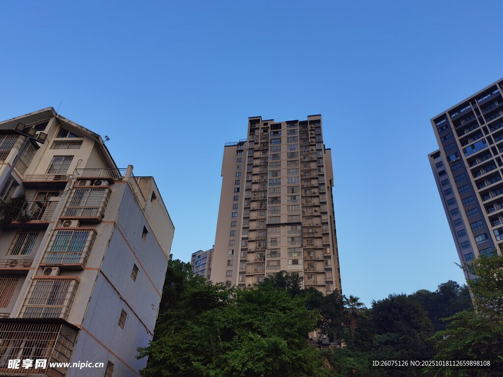 城市高楼与周边建筑景观