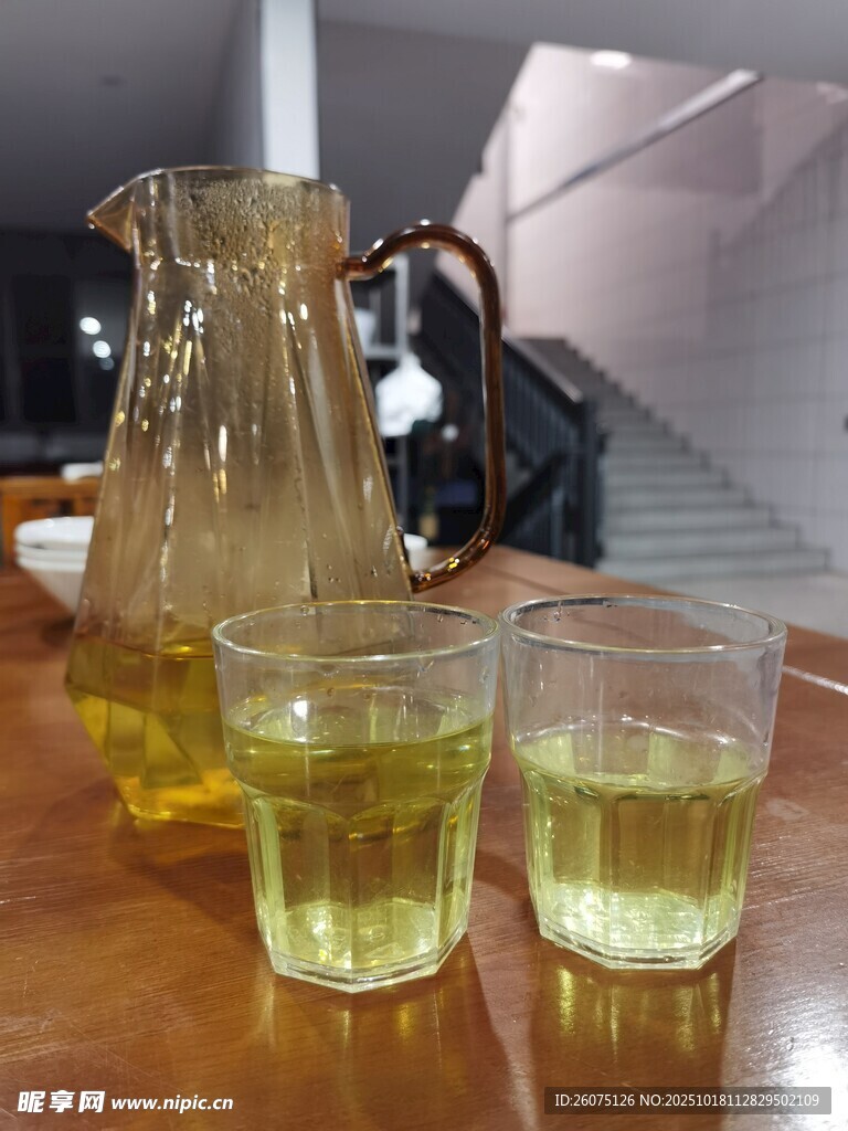 玻璃水壶与两杯黄绿色饮品