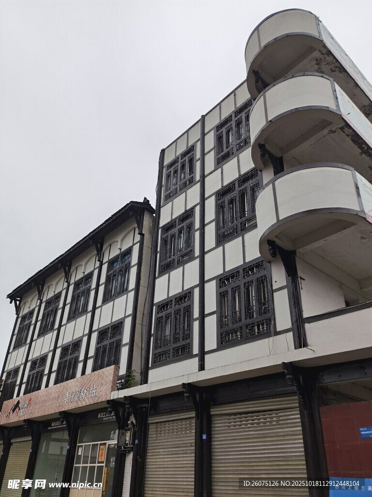 多层现代风格街边建筑