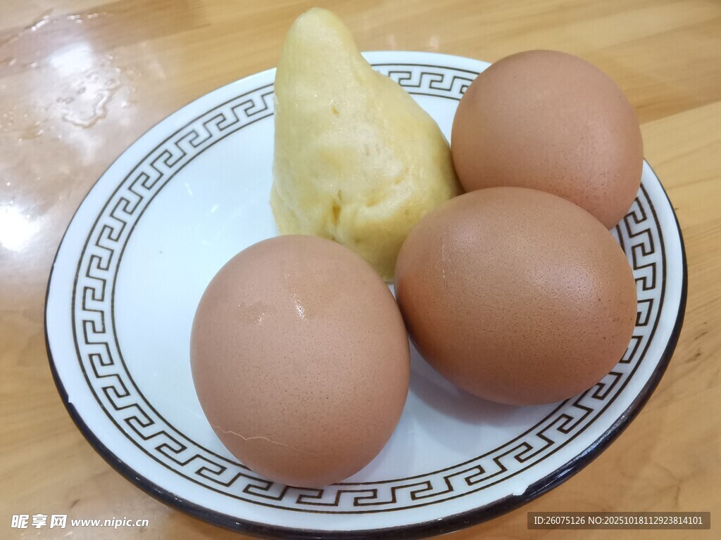 盘中鸡蛋与黄色窝窝头