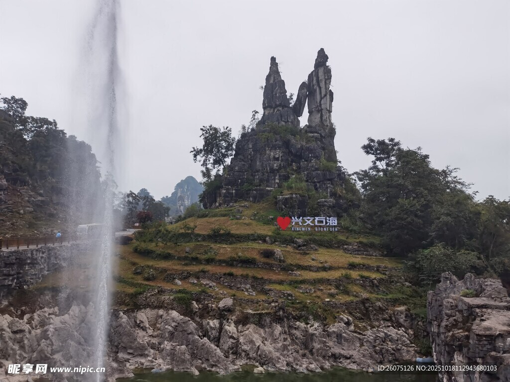 山间瀑布旁的奇特石景