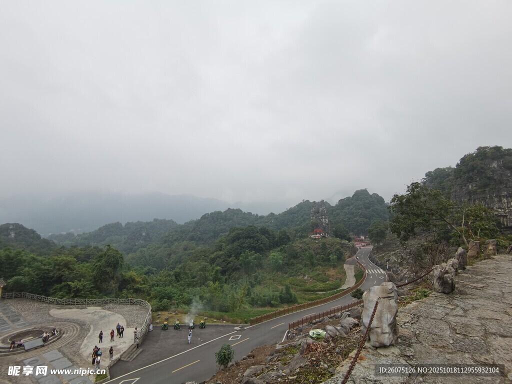 山间蜿蜒古长城景色