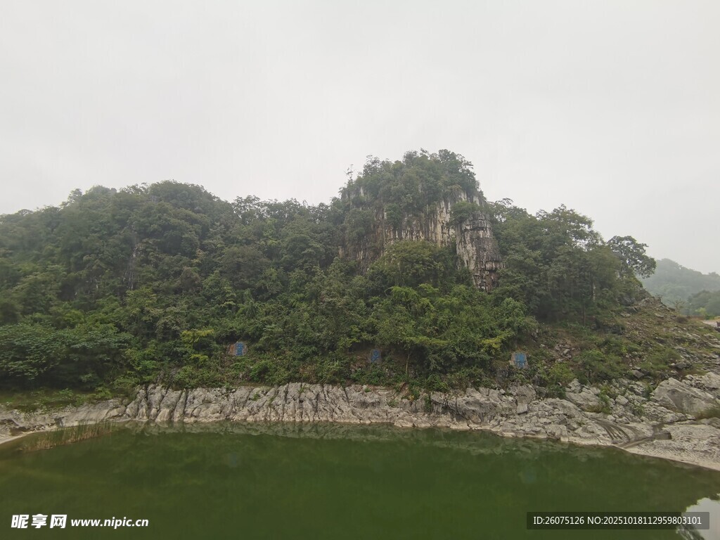 青山绿水间的自然景致