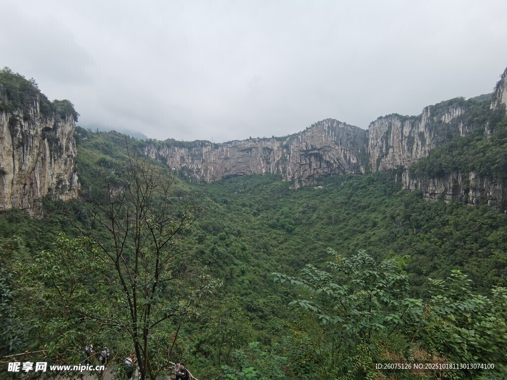山峦叠翠间的绿意风光