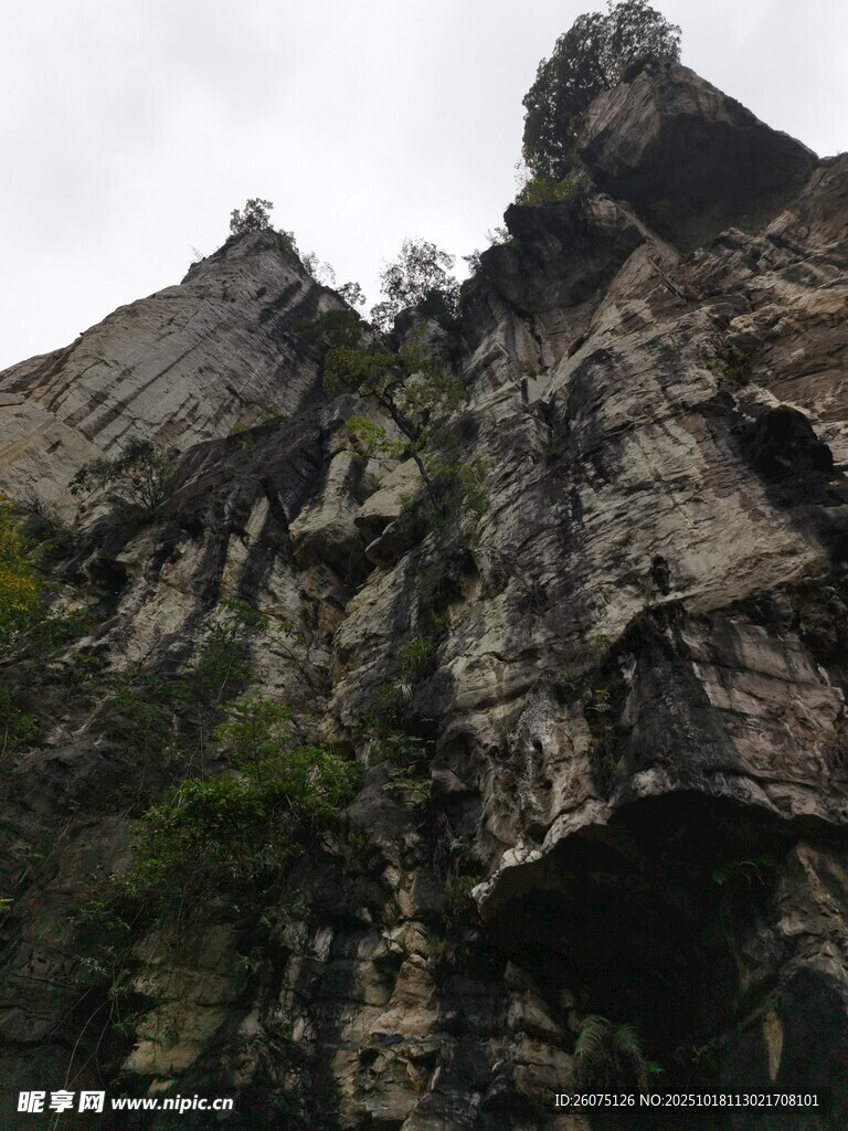 险峻奇峰绿意点缀