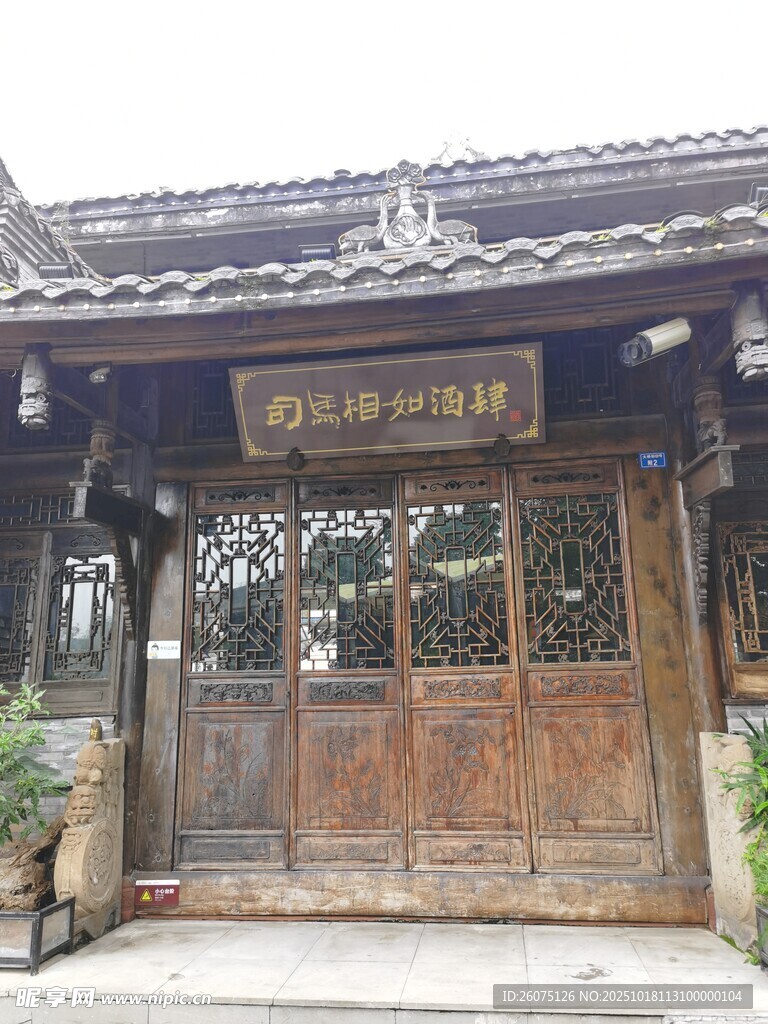 古朴中式木门建筑
