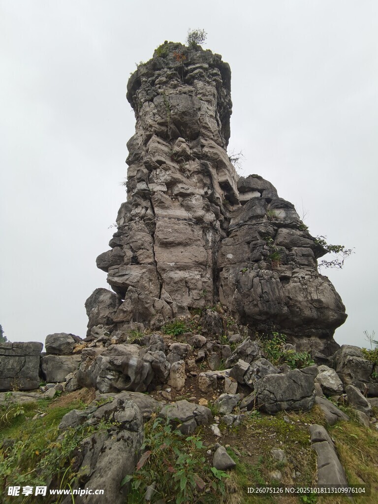 古老石塔屹立山间