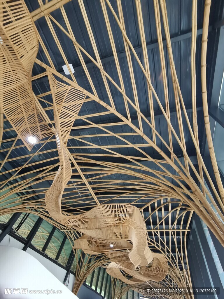 独特木质螺旋楼梯艺术装置