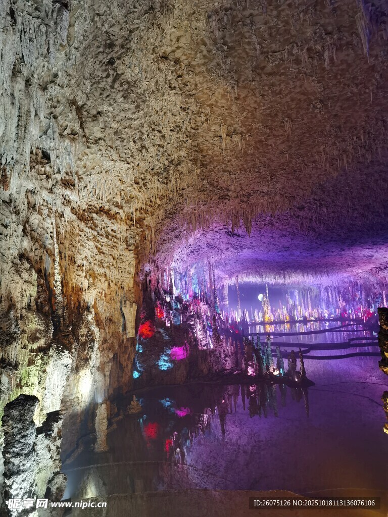 梦幻溶洞景观五彩灯光秀