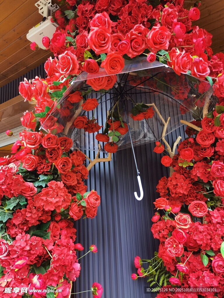艳丽红花装饰的布置场景