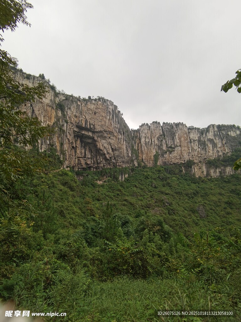 山峦绿意间的自然景致