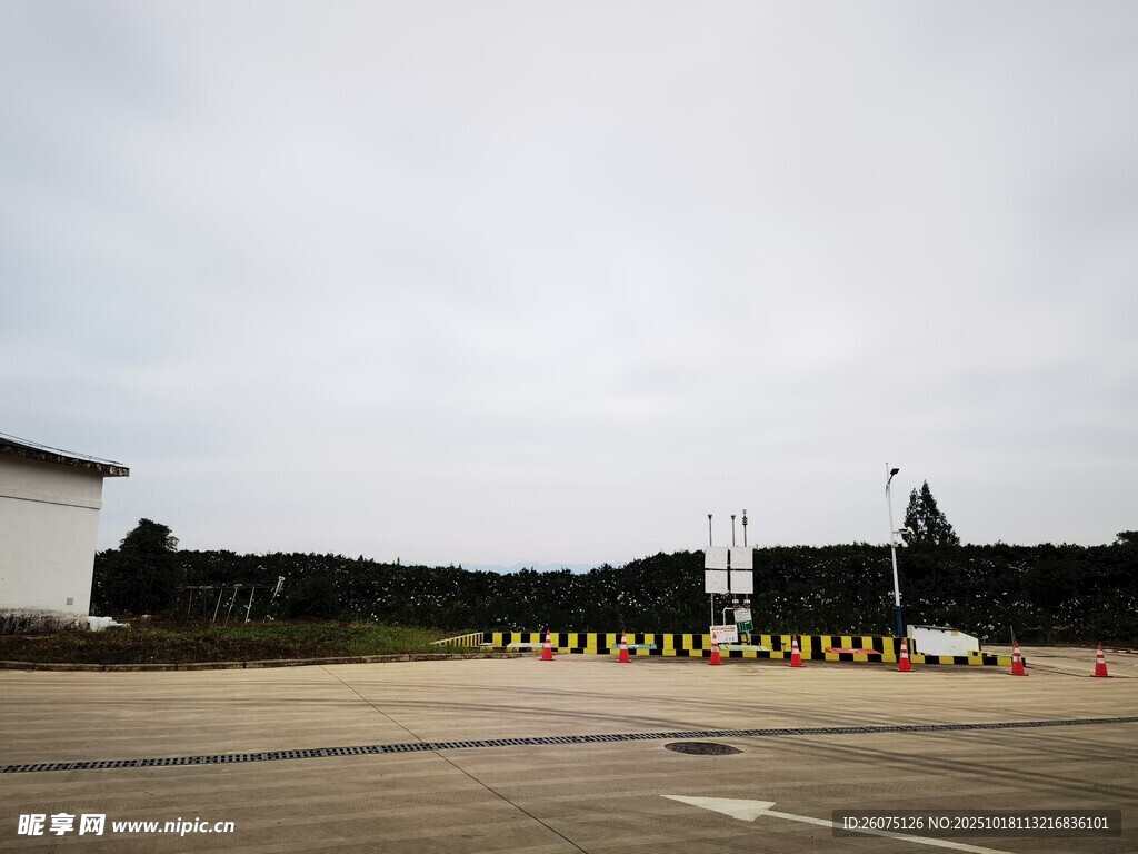 空旷停车场与远处建筑