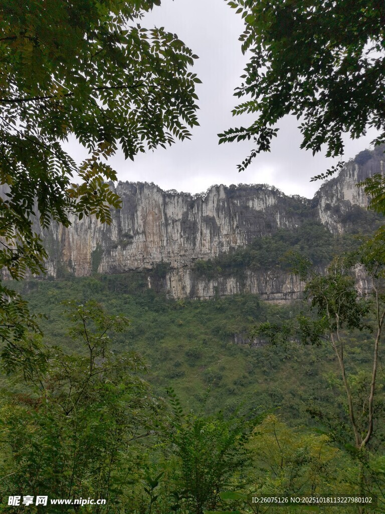 山林间的壮丽峭壁景观