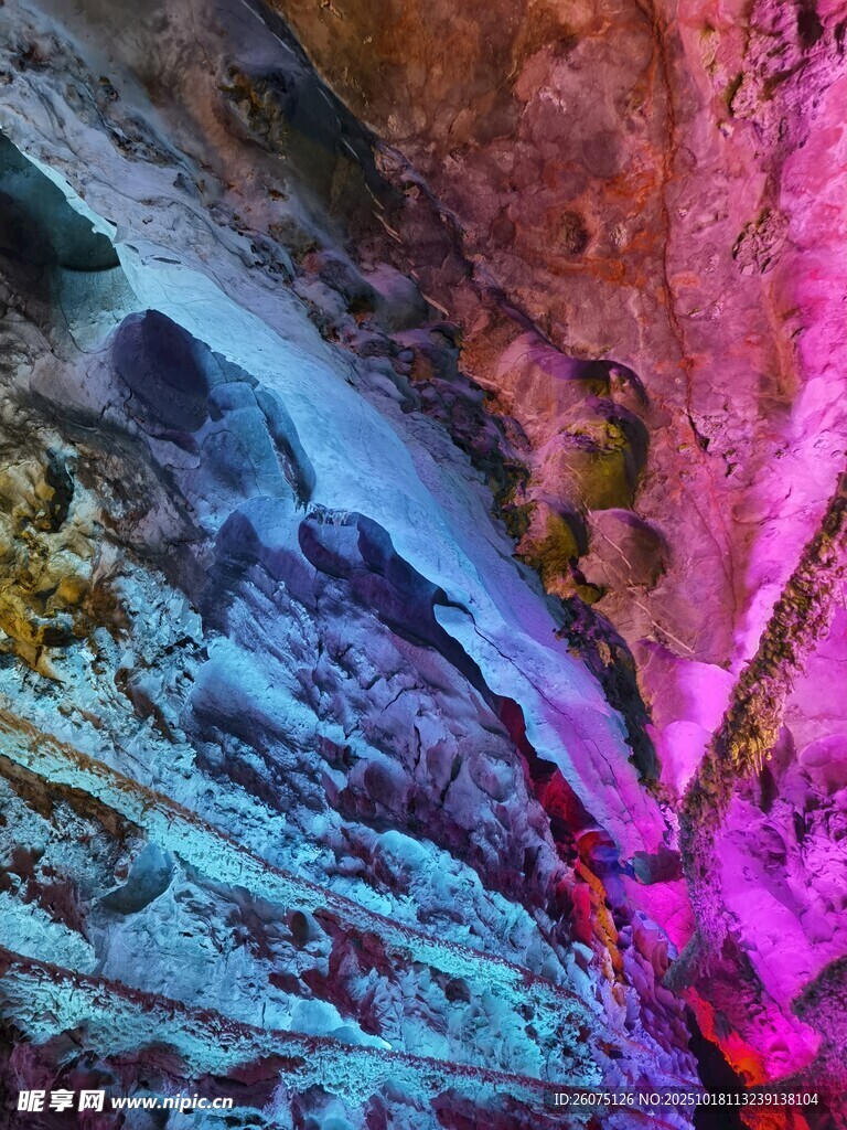 梦幻彩色溶洞景观