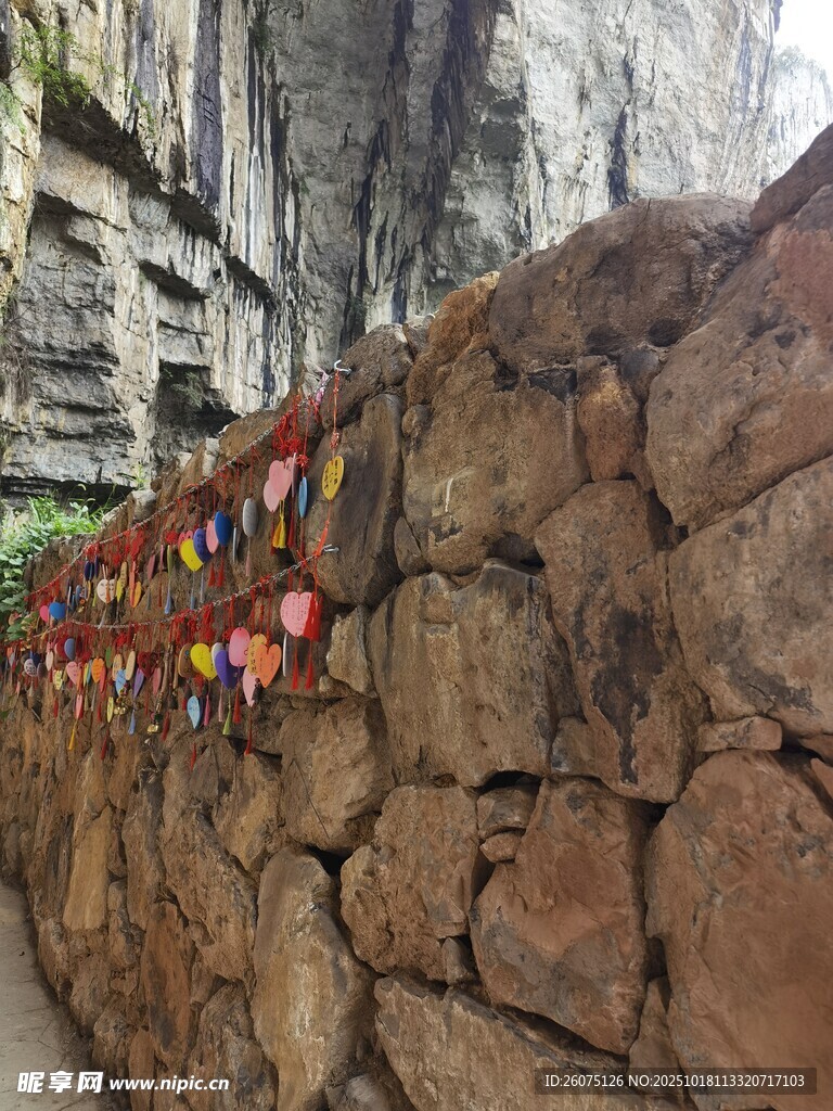 石墙边的多彩祈福牌