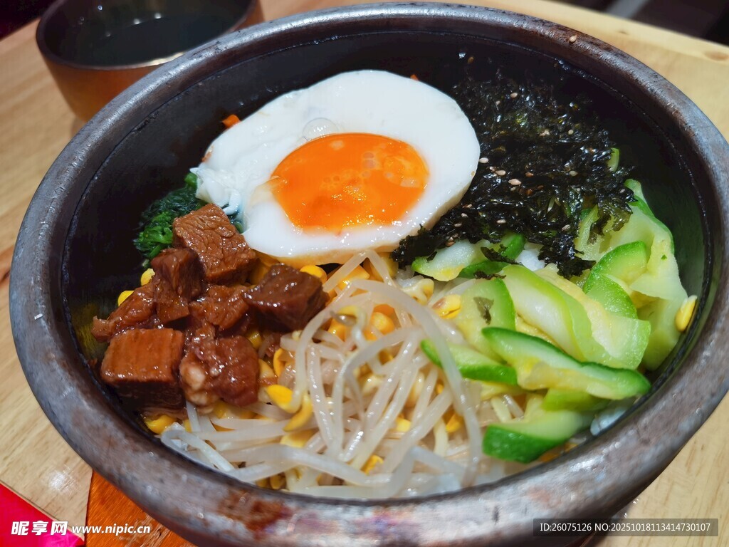 韩式石锅拌饭美食特写