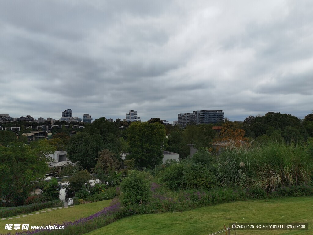 阴天的城郊风景
