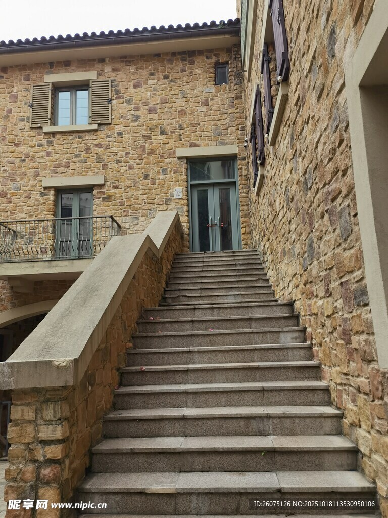 石砌阶梯旁的古朴建筑