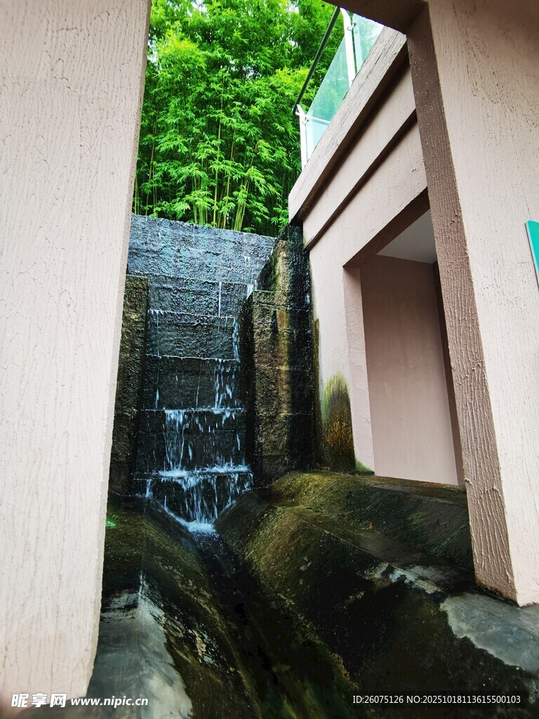 庭院中的小瀑布景观