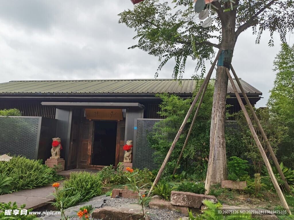 中式庭院小屋与绿植景观