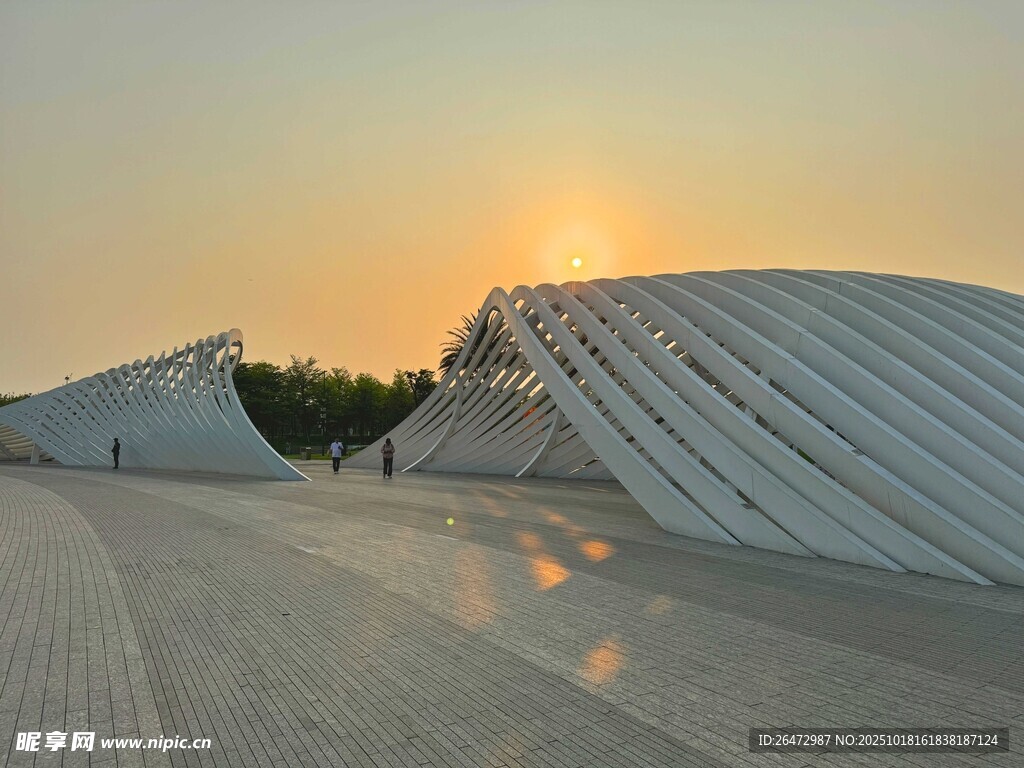 深圳夕阳下的现代建筑景观