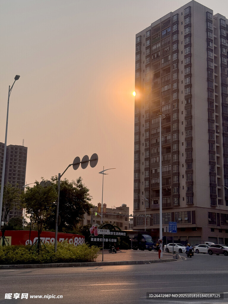 遂溪大道夕阳下的城市高楼街景