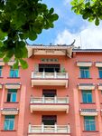 湛江赤坎老街粉色多层建筑与绿叶
