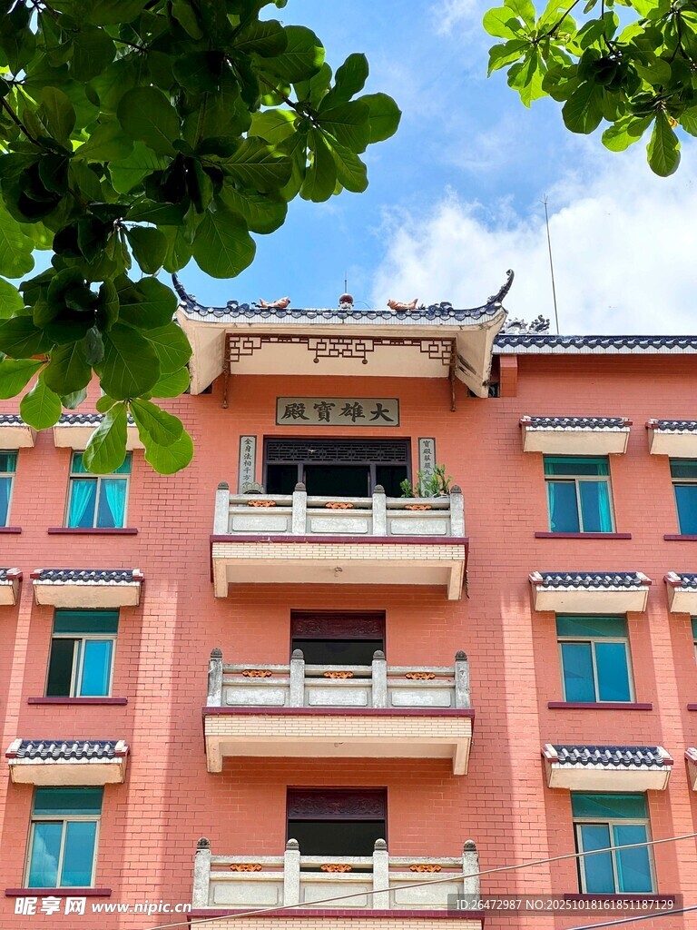 湛江赤坎老街粉色多层建筑与绿叶