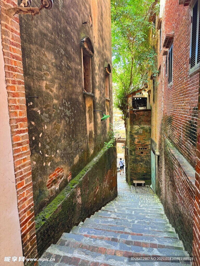 湛江赤坎老街古巷窄梯静谧的角落