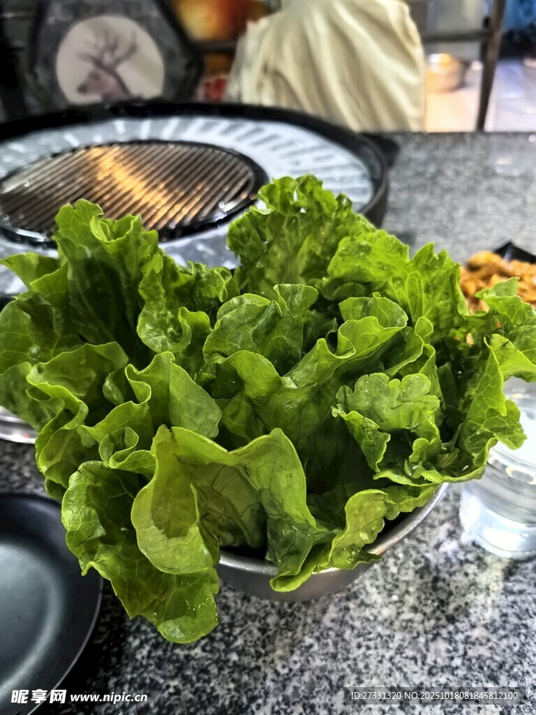 新鲜生菜摆放在餐桌