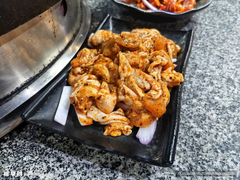 美味炸鸡摆放在黑色盘中