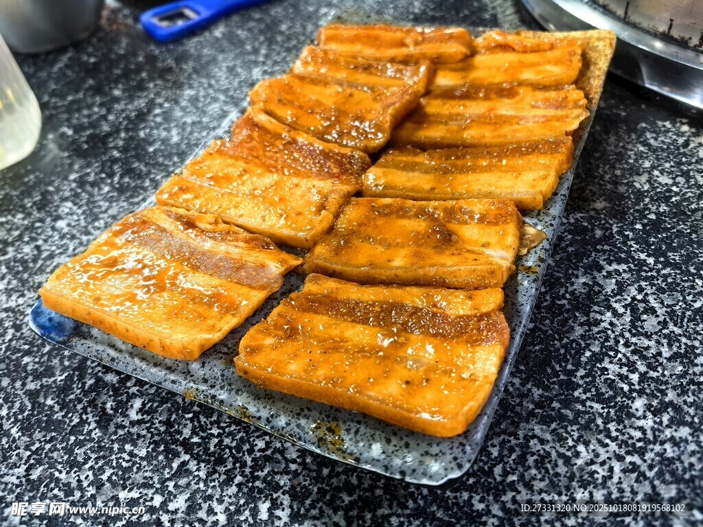 美味烤制豆腐整齐排列