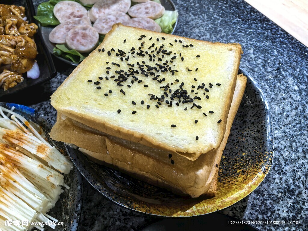 美味芝麻吐司与多样小吃