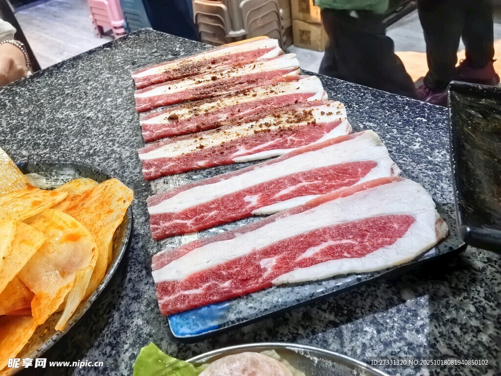 多样烤肉食材整齐摆放