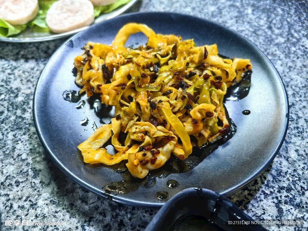 美味炒面摆于蓝色餐盘