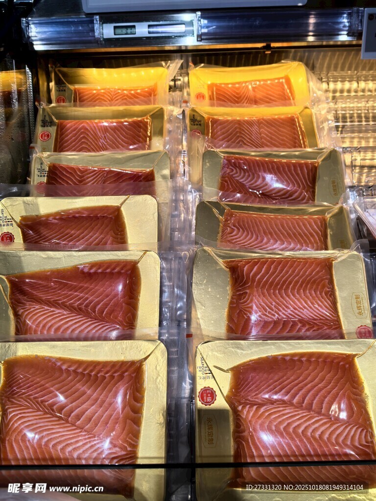 超市货架上的肉类食品