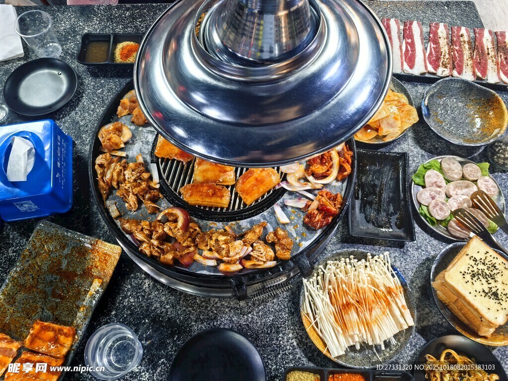丰盛韩式烤肉聚餐场景