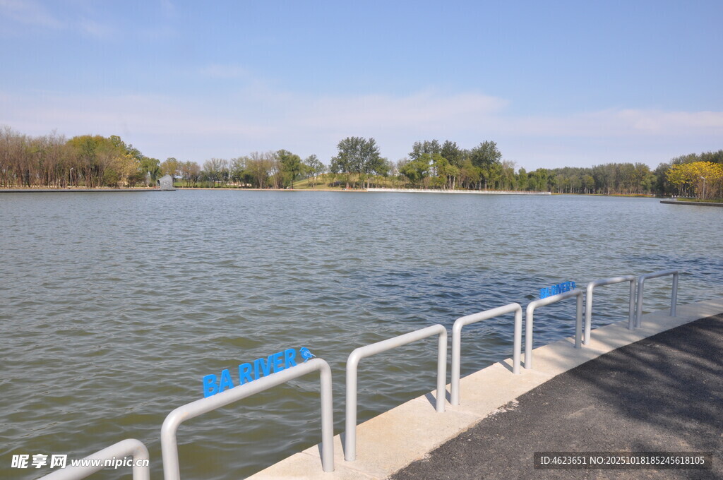 北京朝阳坝河景观湖畔步道景观