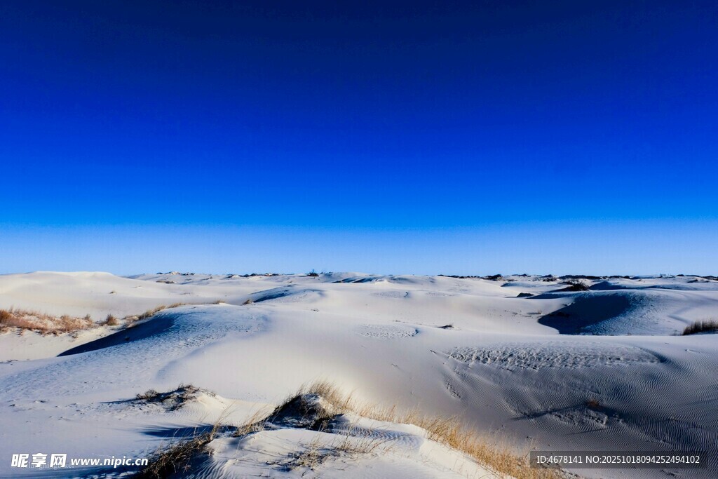 雪覆旷野蓝天之下的纯净景