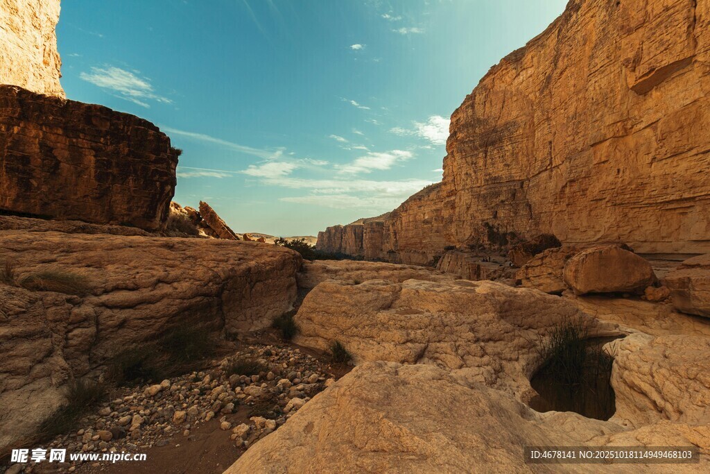 峡谷风光岩石与蓝天美景