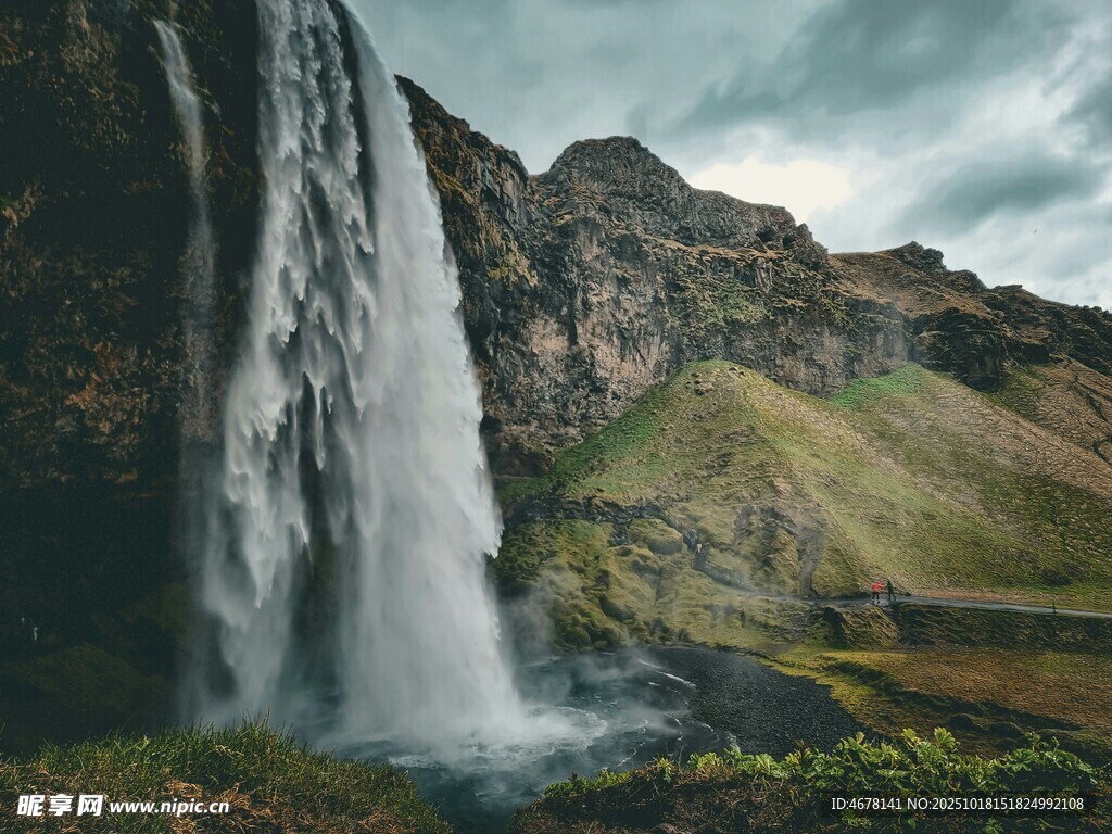 壮观山间瀑布自然美景