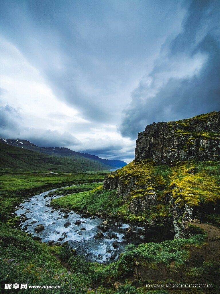 山间溪流旁的壮丽自然景观